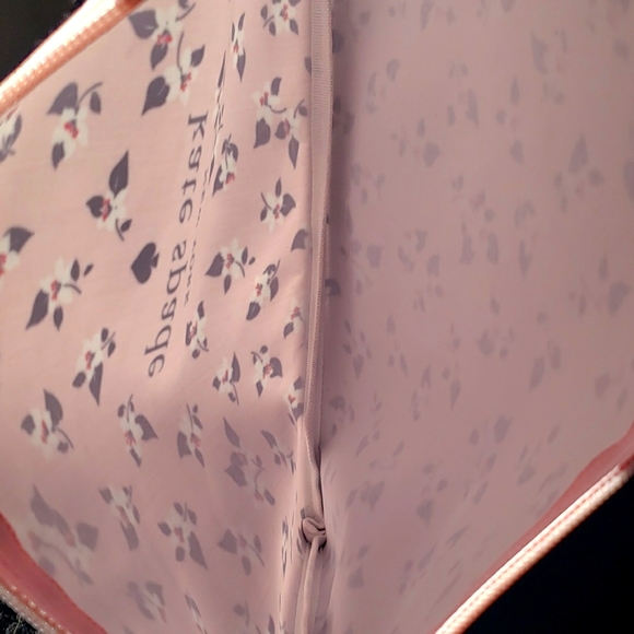 Kate Spade Pouch 👝 - Picture 5 of 5